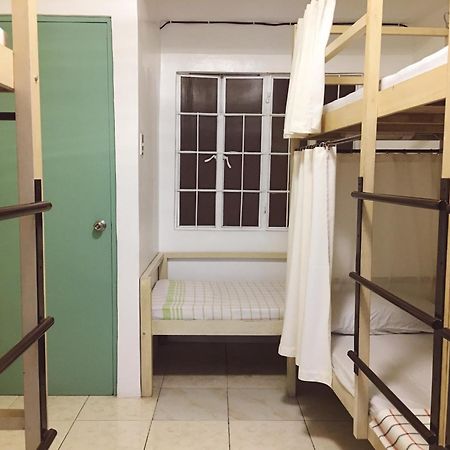 1 River Central Hostel Makati City Room photo